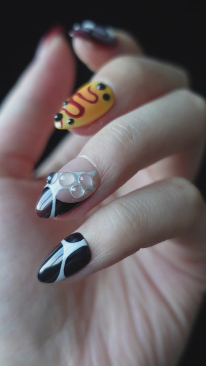 Snake-inspired Press-On Nails